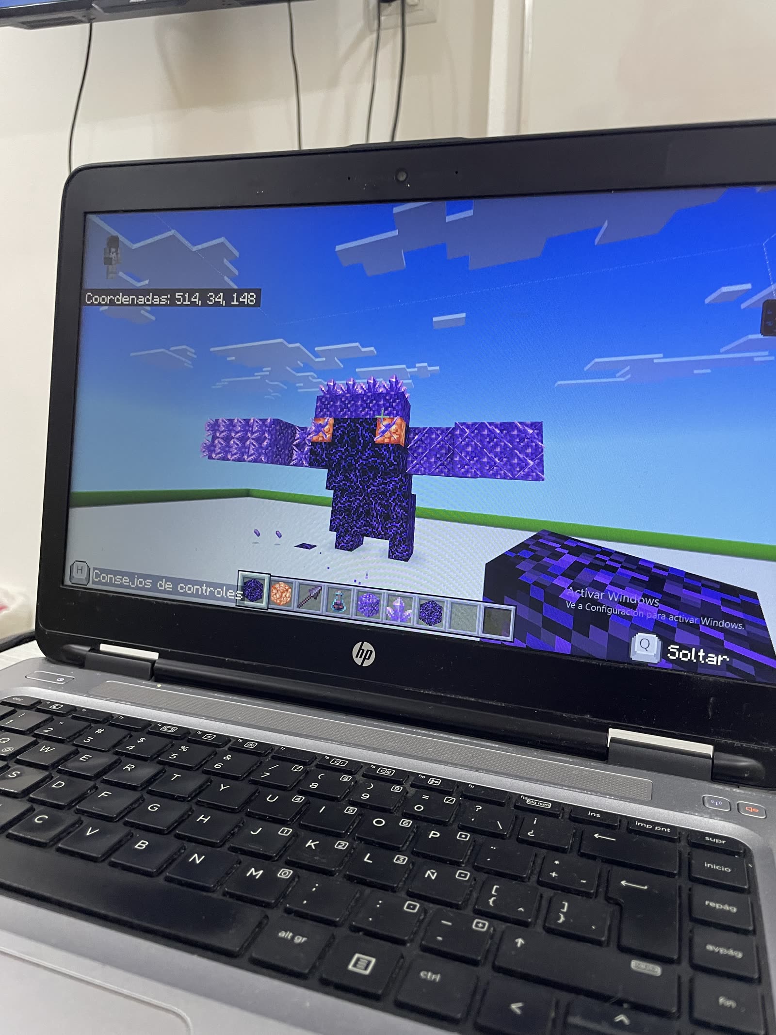 Criatura de cristal construida bloque a bloque en Minecraft Education
