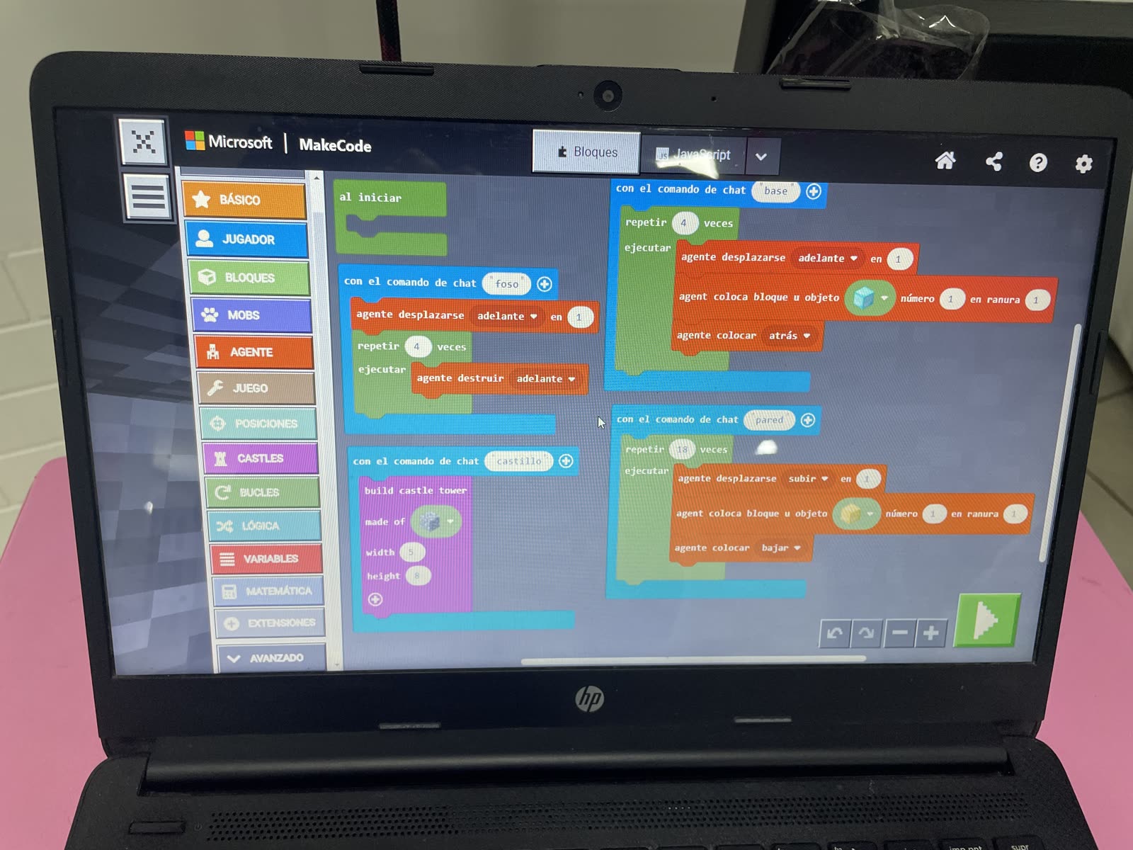 Programación con bloques en MakeCode: el agente construye un castillo, un foso y un muro