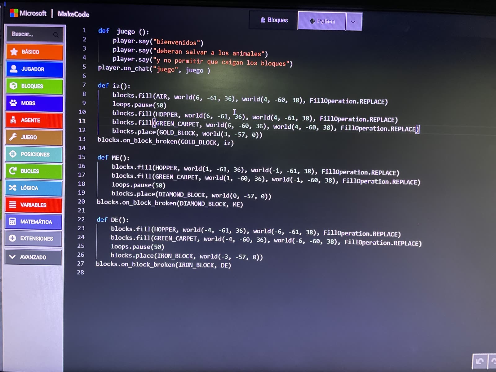 Código Python en MakeCode: funciones que mueven al agente y modifican el mundo